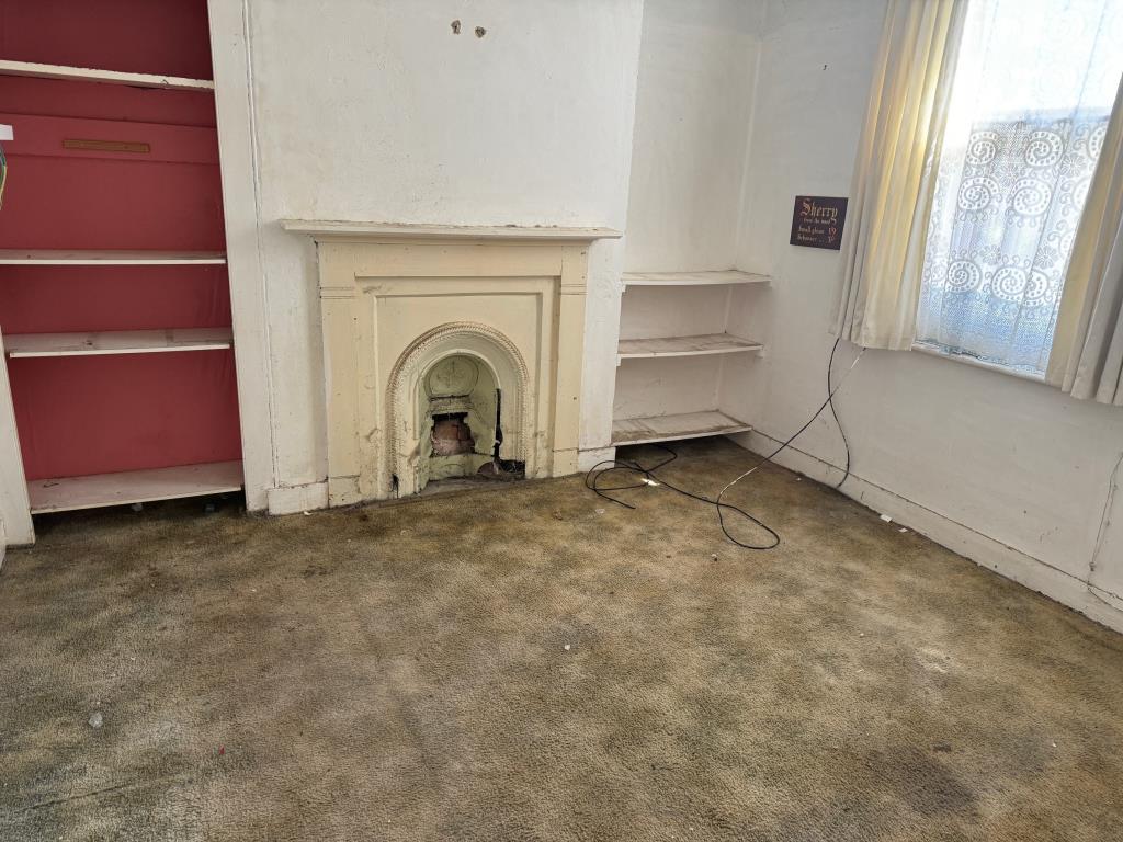 Lot: 31 - TERRACE HOUSE FOR IMPROVEMENT - Bedroom 2 on first floor